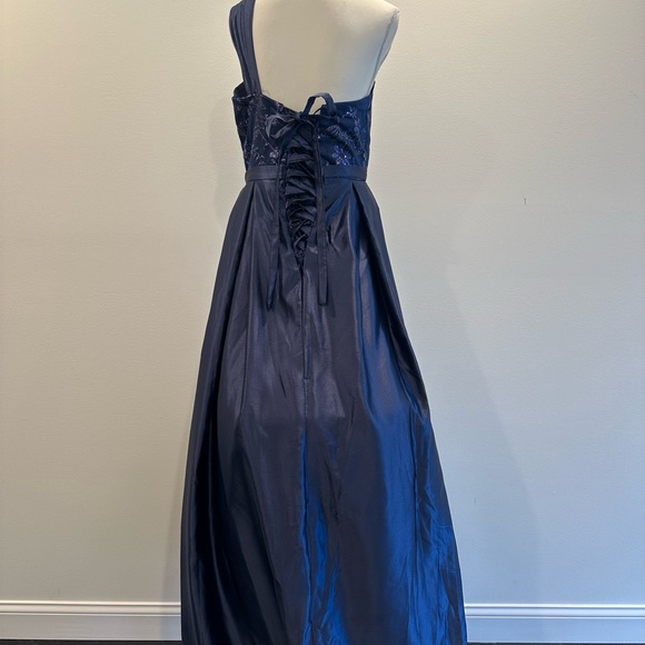 Elegant Navy One-Shoulder Evening Dress - Picture 3 of 6